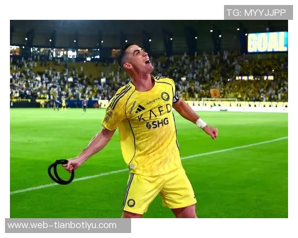 C罗头球助攻未果菲利克斯射门高出后C罗无奈敲脑门