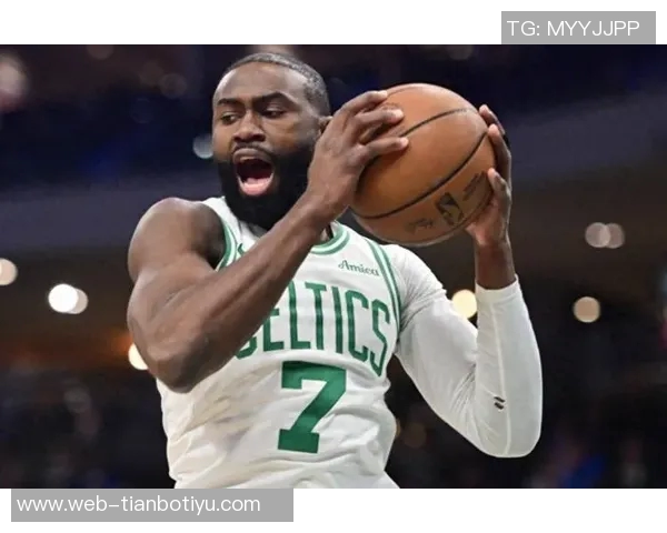 杰伦布朗首节狂砍15分展现强大攻击力助球队掌控比赛节奏