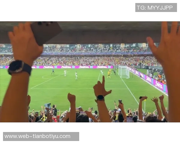 C罗头球助攻未果菲利克斯射门高出后C罗无奈敲脑门